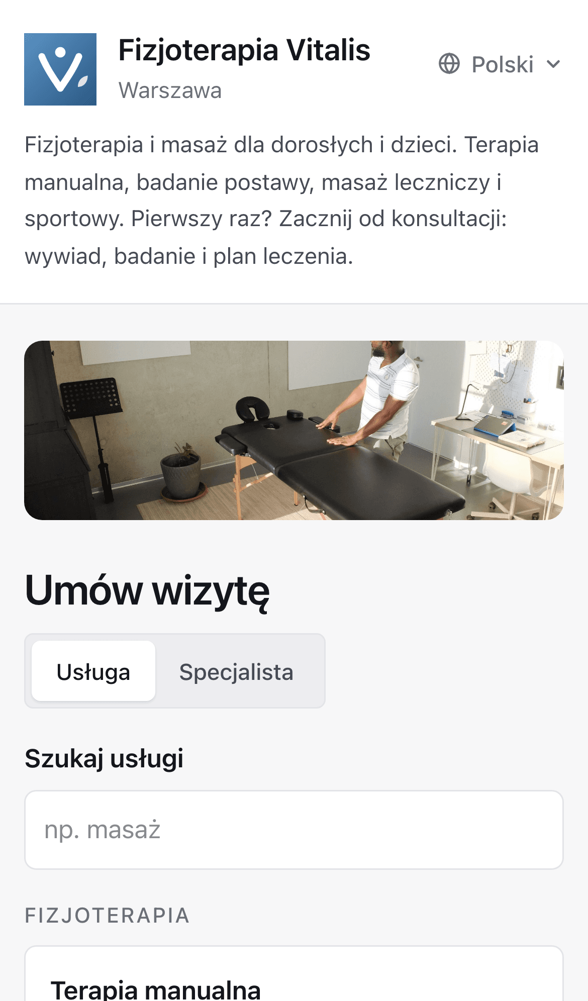 Strona rezerwacji przykładowego gabinetu fizjoterapii na telefonie: nazwa gabinetu, wybór między rezerwacją według usługi albo specjalisty, wyszukiwarka i lista usług z opisem, czasem trwania i ceną.